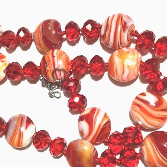 VINTAGE SHADES OF RED WHITE ART GLASS FLAT AND RED BEADED 37" NECKLACE - Picture 3 of 9